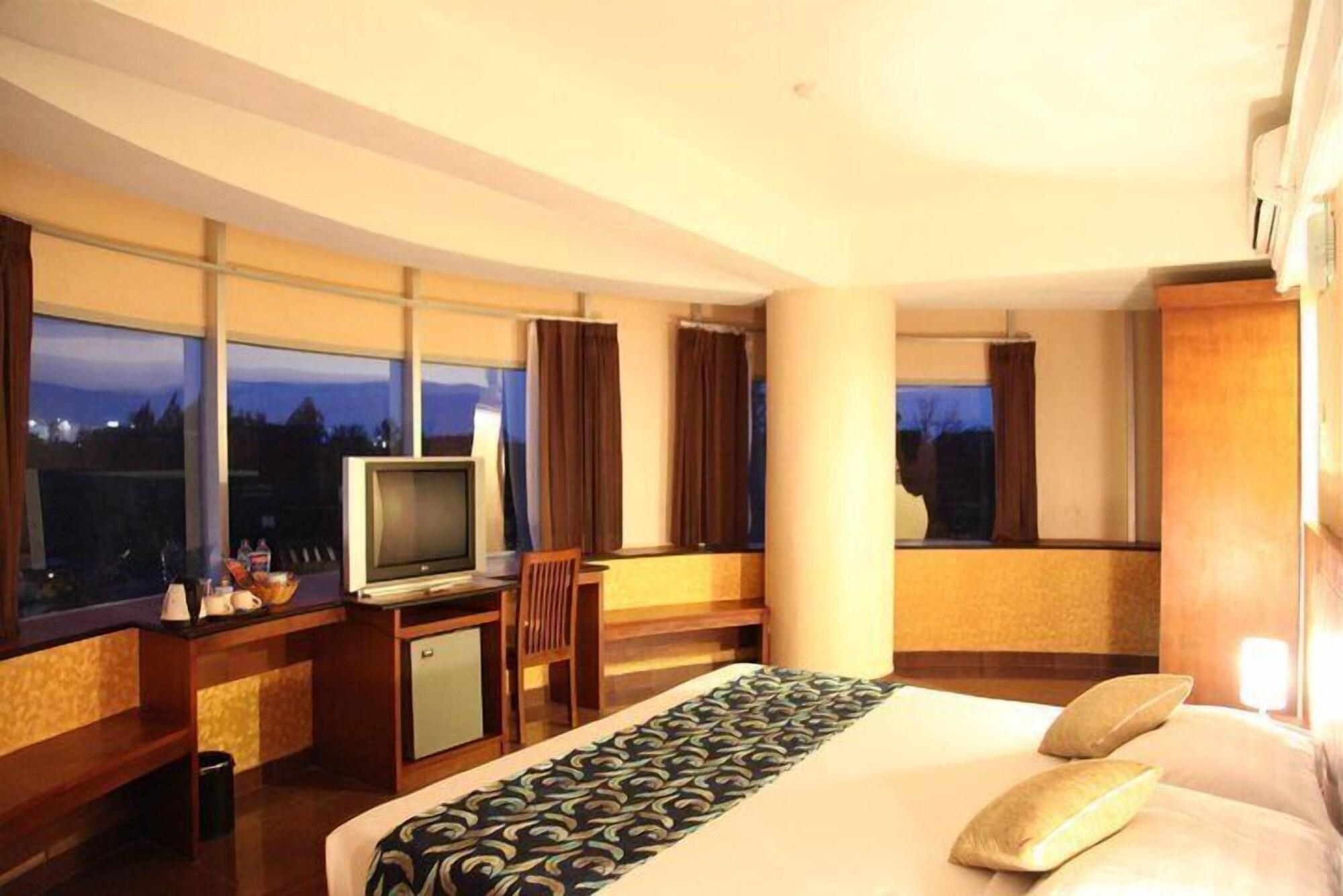 Hotel Oval Σουραμπάγια Εξωτερικό φωτογραφία