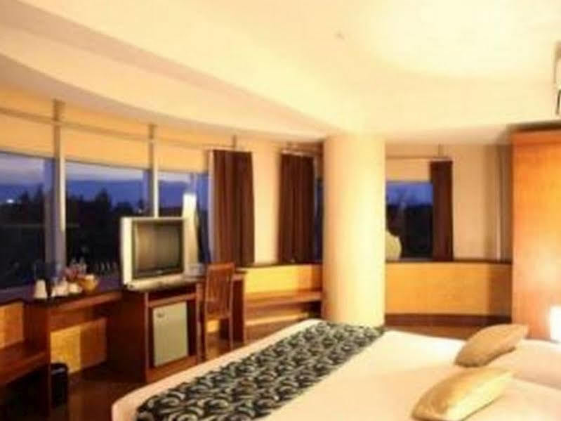 Hotel Oval Σουραμπάγια Εξωτερικό φωτογραφία
